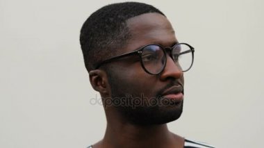 çizgili tişörtlü Afrika adam 