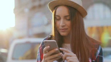 kadın şapka telefon kullanarak