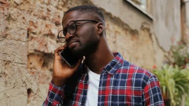 telefon kullanan moda Afrika adam