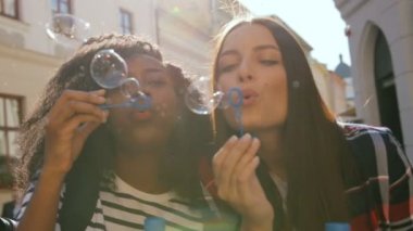 sabun köpüğü ile kadın oyun