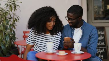 kafede kahve ile Afrikalı Çift