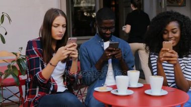 arkadaşlar cep telefonlarına kafede kullanarak