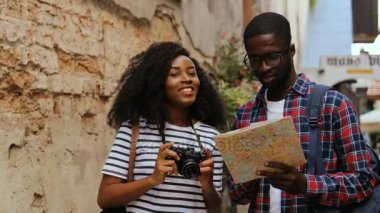 Afrikalı çift holding harita