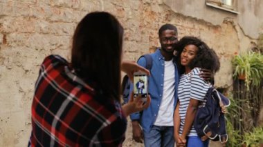 Genç arkadaşlar fotoğraf çekmek