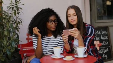 güzel kadınlar telefon kullanma