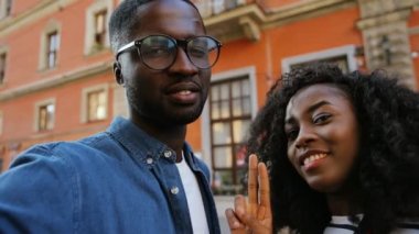 Afrikalı çift fotoğraf çekmek