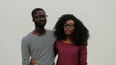 Afrikalı çift sarılma