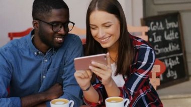 Smartphone kullanarak kahve ile Çift