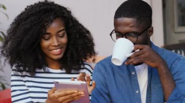 Afrikalı çift kafede kahve içmek