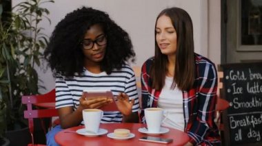 Kadınlar kafede dijital tablet kullanma 