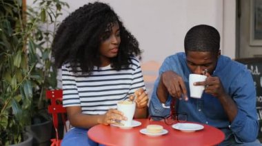 Afrikalı çift kafede kahve içmek