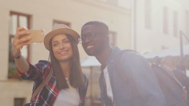 Genç çift fotoğraf çekmek