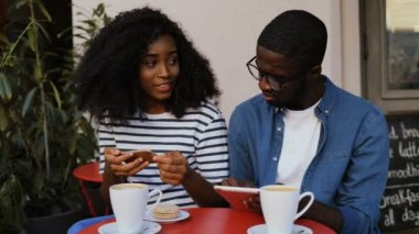 kafede kahve ile Afrikalı Çift