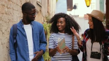 Arkadaş harita ile seyahat