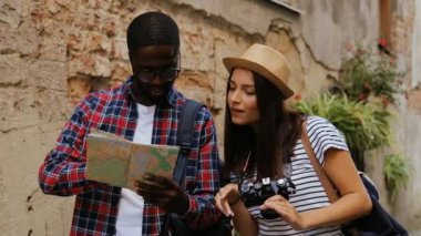 Genç çift holding harita