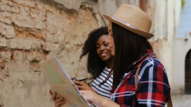 harita ile birlikte seyahat kadınlar