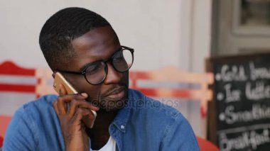 telefon kullanan Afrika adam