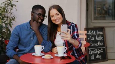 Smartphone kullanarak kahve ile Çift