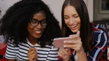 güzel kadınlar telefon kullanma