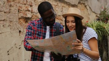 Çift holding harita üzerinde sokak