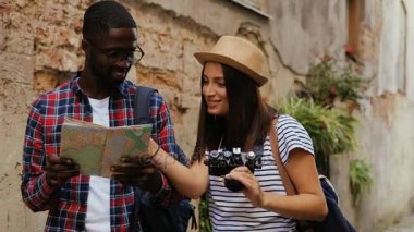 Çift holding harita üzerinde sokak