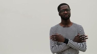 çizgili tişörtlü Afrika adam 