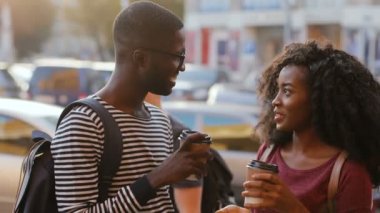 Afrikalı çift kahve ile