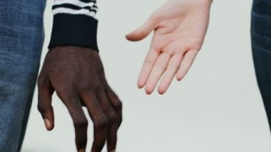 El ele tutuşan çift