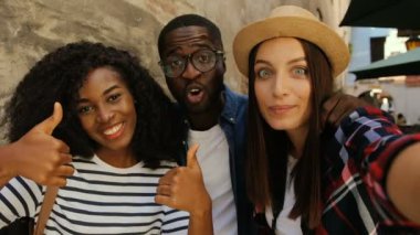 arkadaşlar fotoğraf çekmek