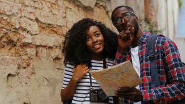 Afrikalı çift holding harita