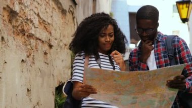 Afrikalı çift holding harita