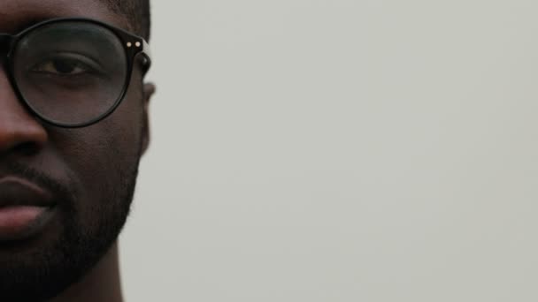 Portrait de l'homme africain en lunettes — Video