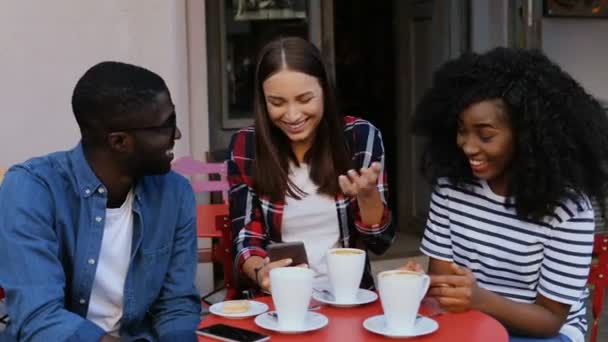 Freunde treffen sich im Outdoor-Café — Stockvideo
