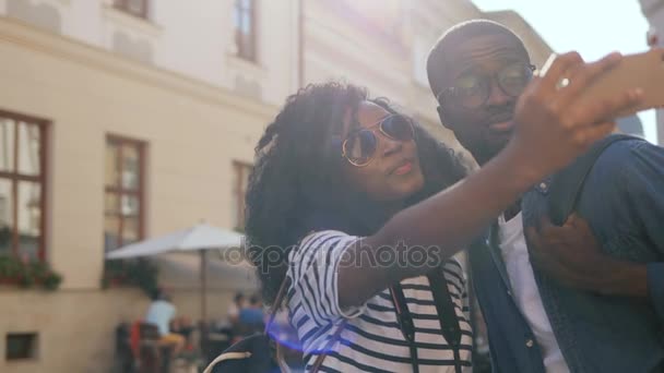 Africano pareja tomar foto — Vídeo de stock