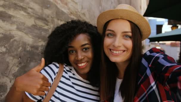 Mujeres hermosas tomar fotos al aire libre — Vídeos de Stock