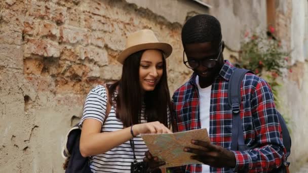 Pasangan memegang peta di jalan — Stok Video