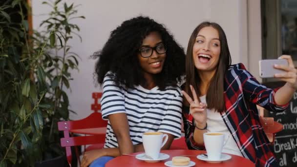 Les femmes prennent des photos dans le café — Video