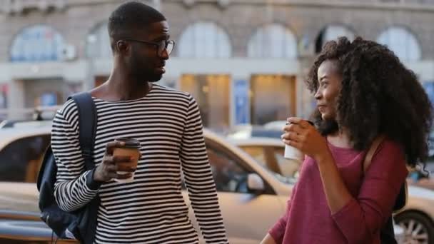 Pareja africana con café — Vídeo de stock