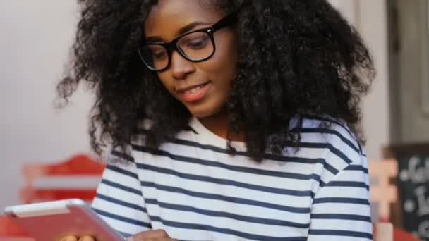 Afrikanerin mit Brille — Stockvideo