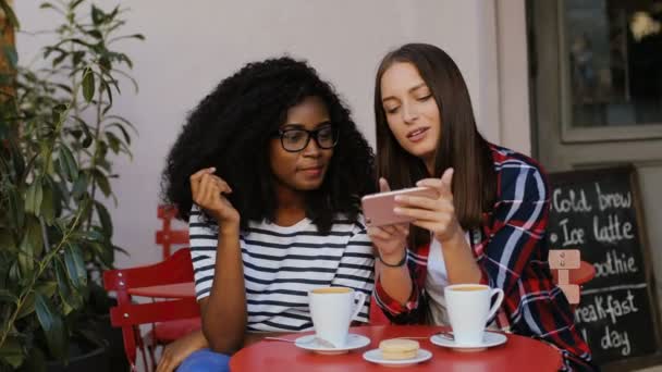 Mujeres hermosas usando móvil — Vídeo de stock