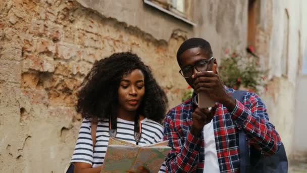 Couple africain tenant carte — Video