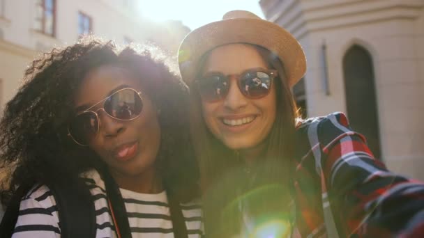 Mulheres bonitas tirar fotos ao ar livre — Vídeo de Stock