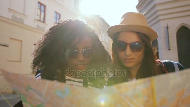 Donne che viaggiano con mappa — Video Stock