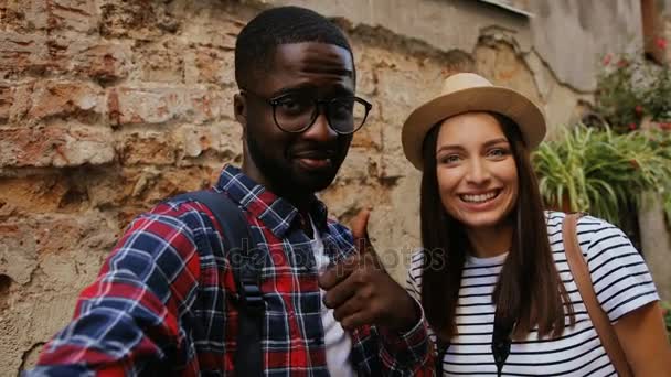 Jovem casal na rua da cidade — Vídeo de Stock