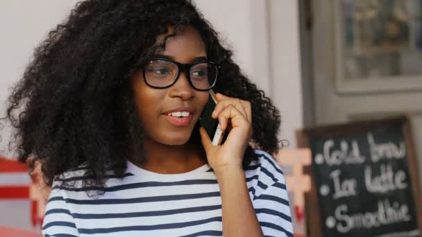 Afrykańską kobietę w okularach za pomocą mobilnych — Wideo stockowe
