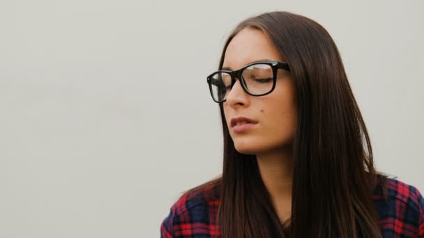 Morena mujer en gafas — Vídeo de stock