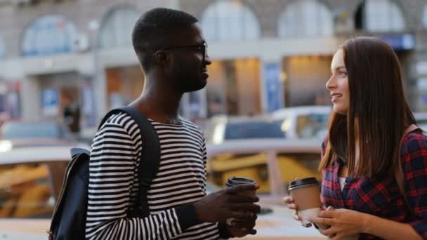 Jeune couple ensemble dans la rue de la ville — Video