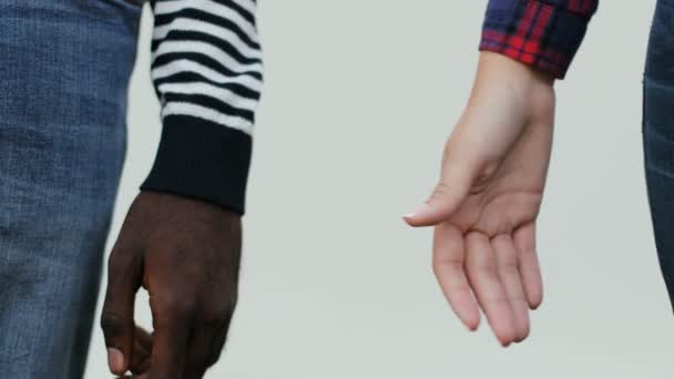 Couple holding hands — Stock Video