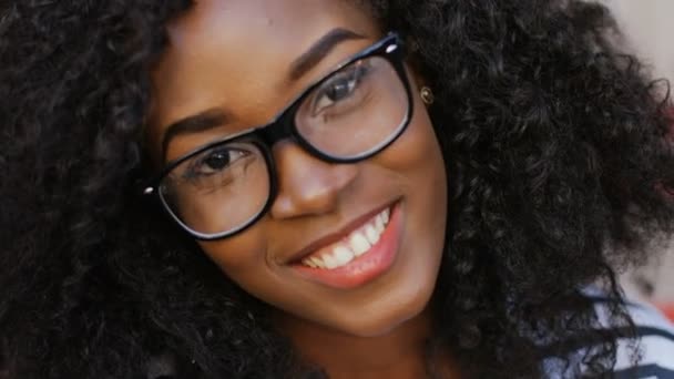 Африканка в очках — стоковое видео