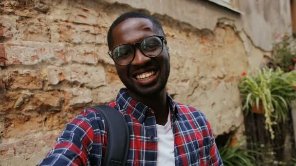 Mode afrikanska mannen i glasögon — Stockvideo